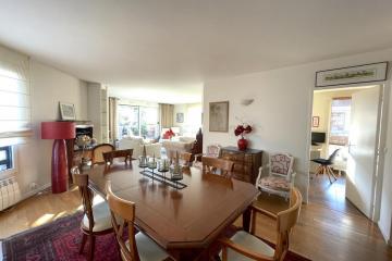 Rueil-Malmaison - Appartement 4 pièces avec terrasse, 3 chambres, 2 parking Cave À deux pas du RER